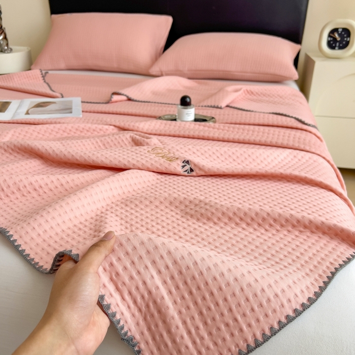 91家纺网 家纺一手货源 找家纺 米菲 2025新款刺绣华夫格多功能毯盖毯毯子 夏天-嫩粉