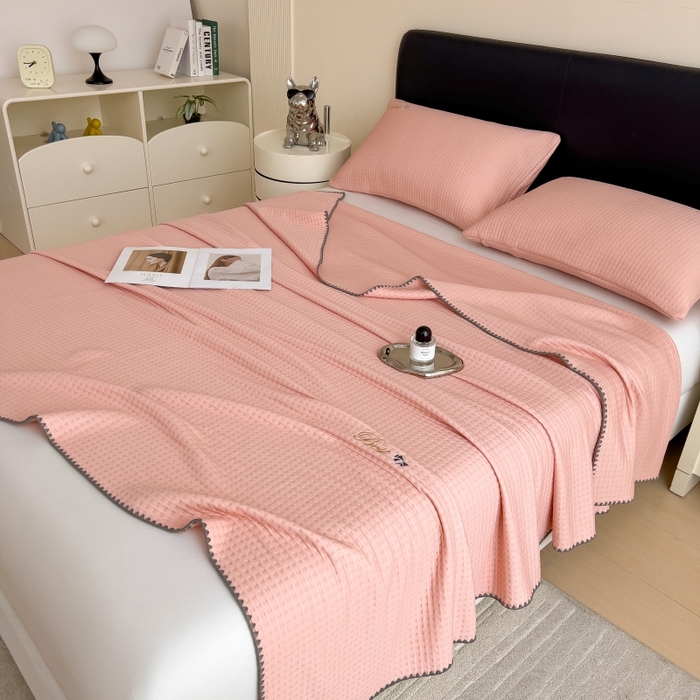 91家纺网 家纺一手货源 找家纺 米菲 2025新款刺绣华夫格多功能毯盖毯毯子 夏天-嫩粉