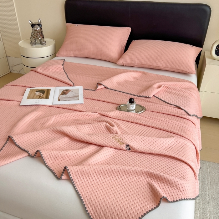 91家纺网 家纺一手货源 找家纺 米菲 2025新款刺绣华夫格多功能毯盖毯毯子 夏天-嫩粉