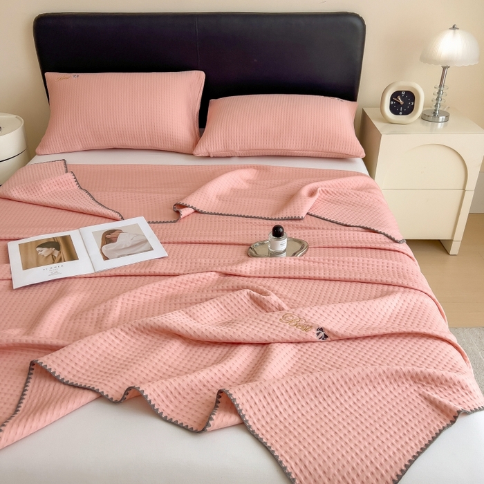 91家纺网 家纺一手货源 找家纺 米菲 2025新款刺绣华夫格多功能毯盖毯毯子 夏天-嫩粉