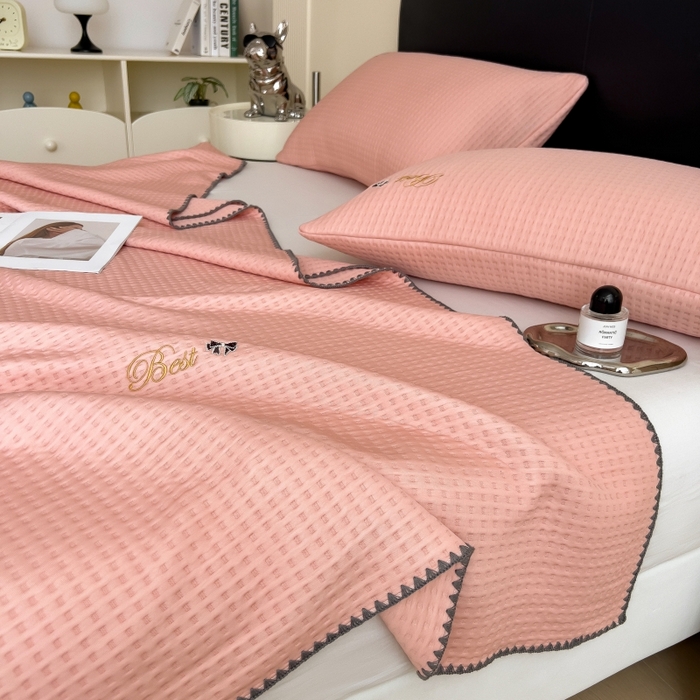 91家纺网 家纺一手货源 找家纺 米菲 2025新款刺绣华夫格多功能毯盖毯毯子 夏天-嫩粉