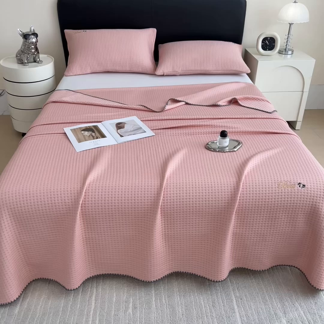 91家纺网 家纺一手货源 找家纺 米菲 2025新款刺绣华夫格多功能毯盖毯毯子 夏天-嫩粉