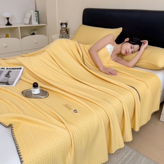 91家纺网 家纺一手货源 找家纺 米菲 2025新款刺绣华夫格多功能毯盖毯毯子 夏天-米黄