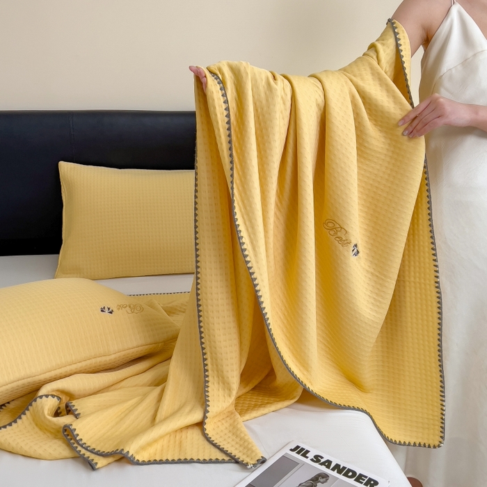 91家纺网 家纺一手货源 找家纺 米菲 2025新款刺绣华夫格多功能毯盖毯毯子 夏天-米黄