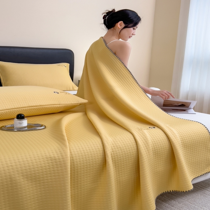 91家纺网 家纺一手货源 找家纺 米菲 2025新款刺绣华夫格多功能毯盖毯毯子 夏天-米黄