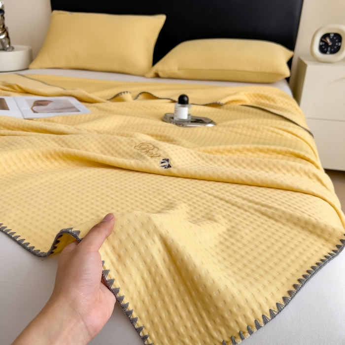 91家纺网 家纺一手货源 找家纺 米菲 2025新款刺绣华夫格多功能毯盖毯毯子 夏天-米黄