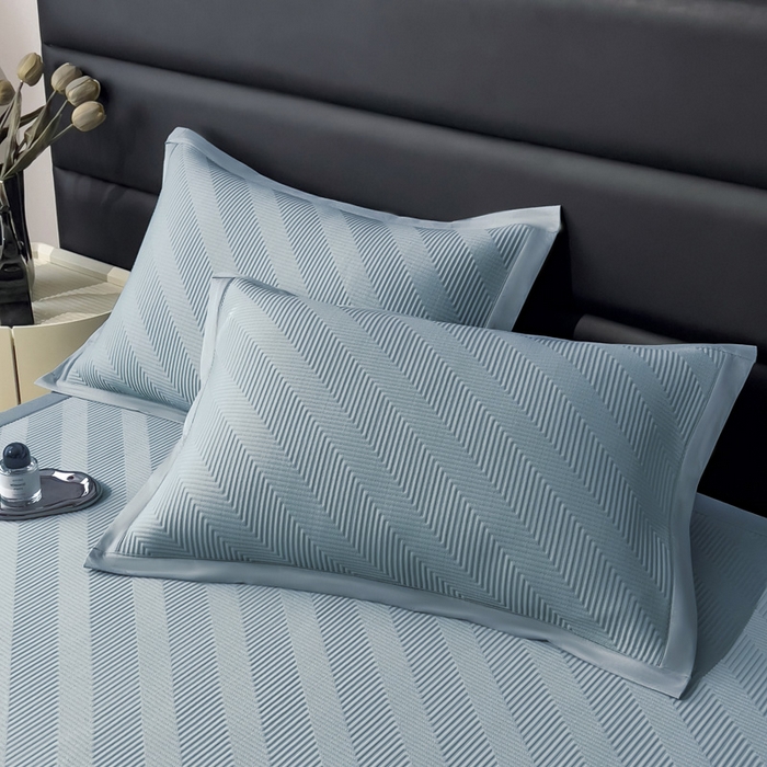 91家纺网 家纺一手货源 找家纺 席世家 2025春夏新款A类凉感席冰川凉席空调席-罗拉 1.5m控价不低于169元   谢谢配合  需要手提袋+5元 罗拉-蓝（绑带款）