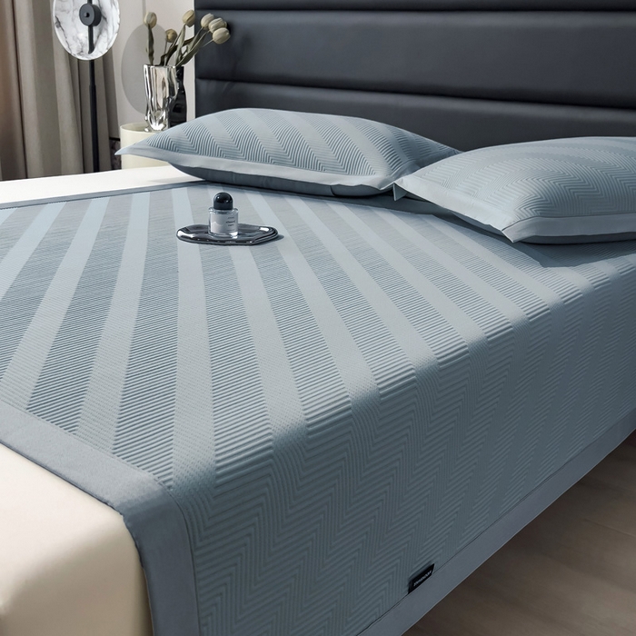 91家纺网 家纺一手货源 找家纺 席世家 2025春夏新款A类凉感席冰川凉席空调席-罗拉 1.5m控价不低于169元   谢谢配合  需要手提袋+5元 罗拉-蓝（绑带款）