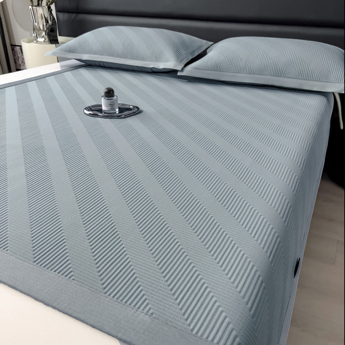 91家纺网 家纺一手货源 找家纺 席世家 2025春夏新款A类凉感席冰川凉席空调席-罗拉 1.5m控价不低于169元   谢谢配合  需要手提袋+5元 罗拉-蓝（绑带款）