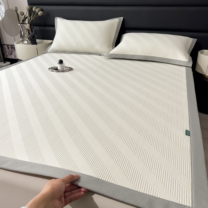 91家纺网 家纺一手货源 找家纺 席世家 2025春夏新款A类凉感席冰川凉席空调席-罗拉 1.5m控价不低于169元   谢谢配合  需要手提袋+5元 罗拉-米白（绑带款）