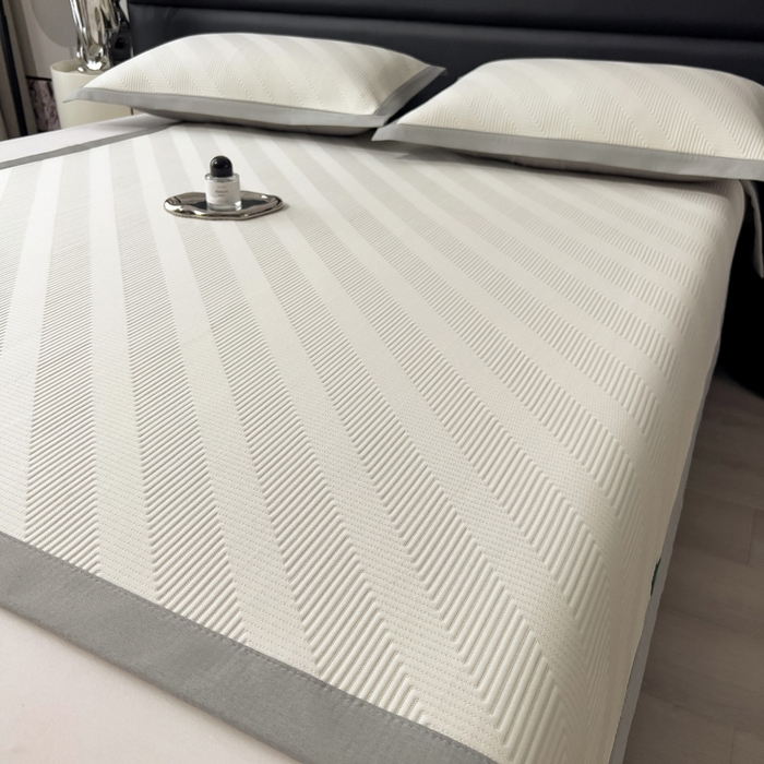 91家纺网 家纺一手货源 找家纺 席世家 2025春夏新款A类凉感席冰川凉席空调席-罗拉 1.5m控价不低于169元   谢谢配合  需要手提袋+5元 罗拉-米白（绑带款）