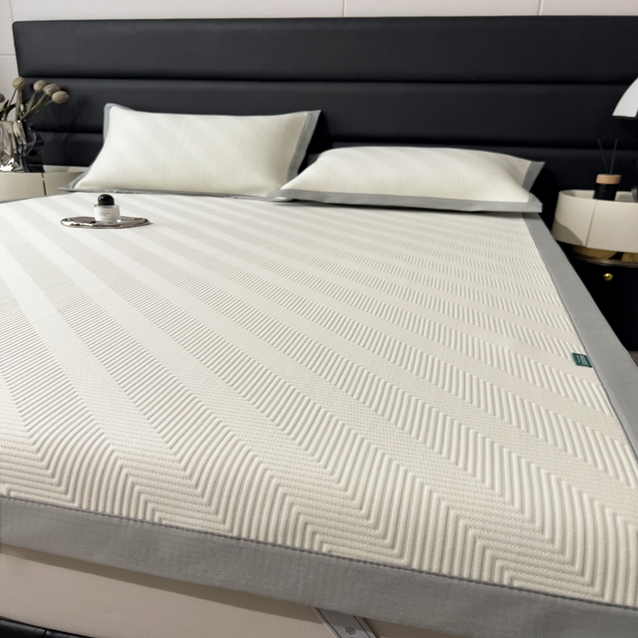 91家纺网 家纺一手货源 找家纺 席世家 2025春夏新款A类凉感席冰川凉席空调席-罗拉 1.5m控价不低于169元   谢谢配合  需要手提袋+5元 罗拉-米白（绑带款）