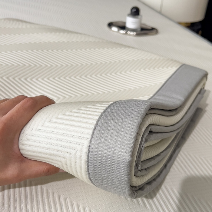 91家纺网 家纺一手货源 找家纺 席世家 2025春夏新款A类凉感席冰川凉席空调席-罗拉 1.5m控价不低于169元   谢谢配合  需要手提袋+5元 罗拉-米白（绑带款）