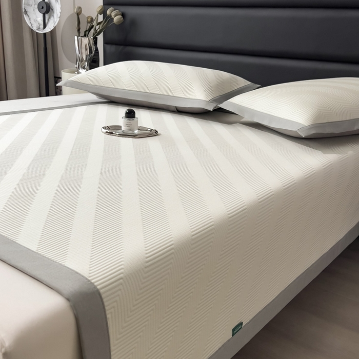 91家纺网 家纺一手货源 找家纺 席世家 2025春夏新款A类凉感席冰川凉席空调席-罗拉 1.5m控价不低于169元   谢谢配合  需要手提袋+5元 罗拉-米白（绑带款）