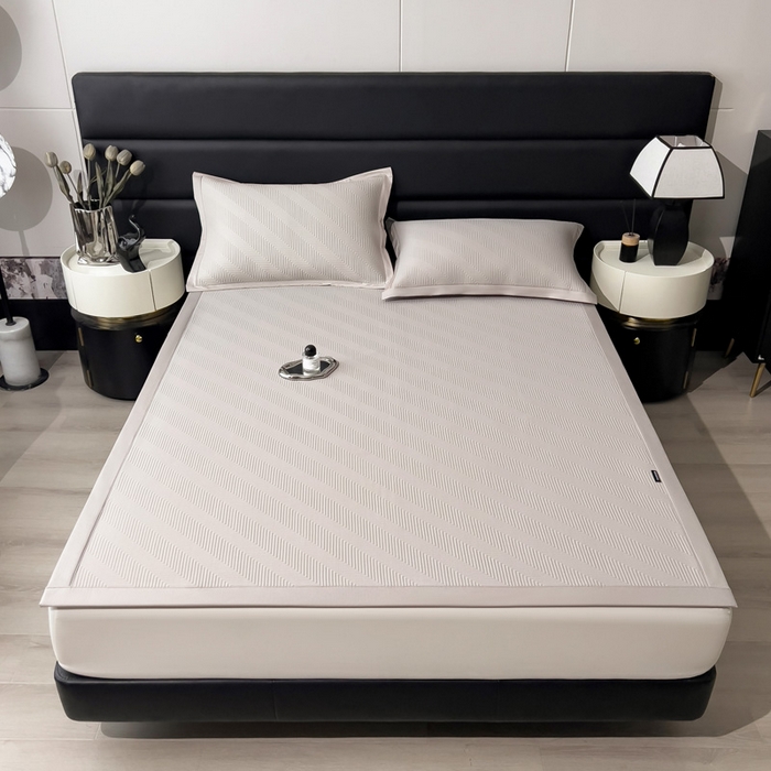 91家纺网 家纺一手货源 找家纺 席世家 2025春夏新款A类凉感席冰川凉席空调席-罗拉 1.5m控价不低于169元   谢谢配合  需要手提袋+5元 罗拉-米灰（绑带款）