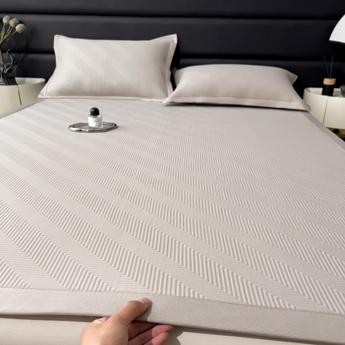 91家纺网 家纺一手货源 找家纺 席世家 2025春夏新款A类凉感席冰川凉席空调席-罗拉 1.5m控价不低于169元   谢谢配合  需要手提袋+5元 罗拉-米灰（绑带款）