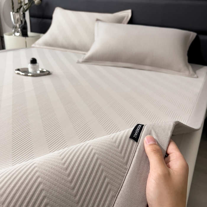 91家纺网 家纺一手货源 找家纺 席世家 2025春夏新款A类凉感席冰川凉席空调席-罗拉 1.5m控价不低于169元   谢谢配合  需要手提袋+5元 罗拉-米灰（绑带款）