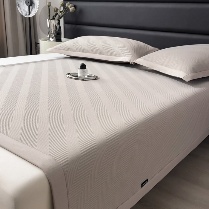 91家纺网 家纺一手货源 找家纺 席世家 2025春夏新款A类凉感席冰川凉席空调席-罗拉 1.5m控价不低于169元   谢谢配合  需要手提袋+5元 罗拉-米灰（绑带款）