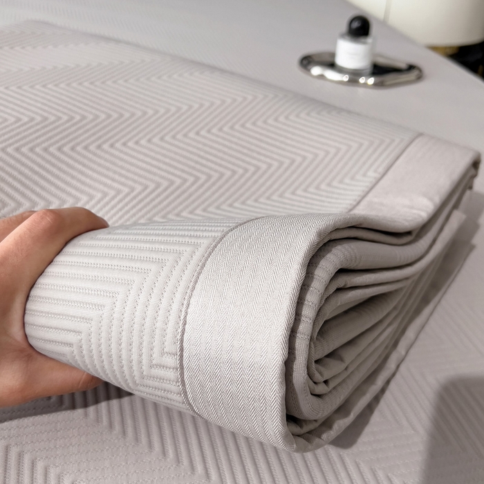 91家纺网 家纺一手货源 找家纺 席世家 2025春夏新款A类凉感席冰川凉席空调席-罗拉 1.5m控价不低于169元   谢谢配合  需要手提袋+5元 罗拉-米灰（绑带款）