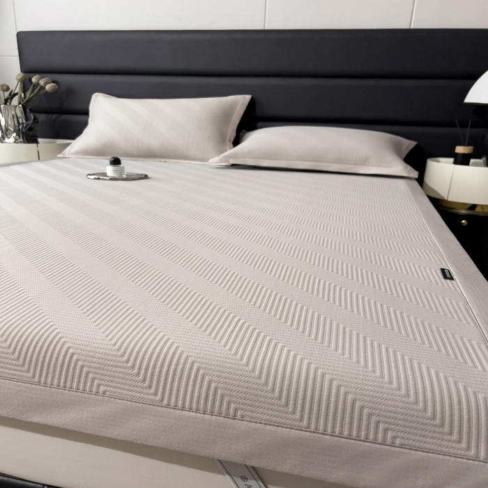 91家纺网 家纺一手货源 找家纺 席世家 2025春夏新款A类凉感席冰川凉席空调席-罗拉 1.5m控价不低于169元   谢谢配合  需要手提袋+5元 罗拉-米灰（绑带款）