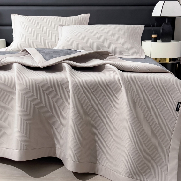 91家纺网 家纺一手货源 找家纺 席世家 2025春夏新款A类凉感席冰川凉席空调席-罗拉 1.5m控价不低于169元   谢谢配合  需要手提袋+5元 罗拉-米灰（绑带款）