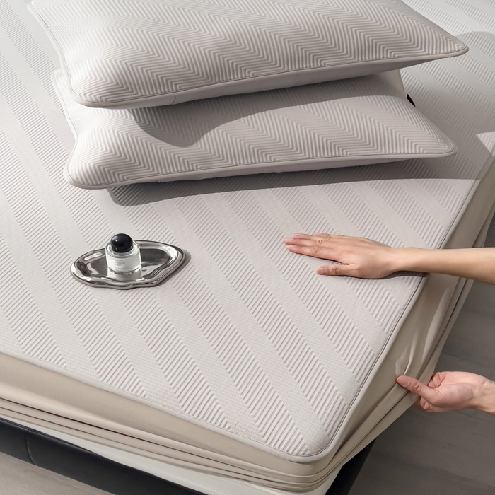 91家纺网 家纺一手货源 找家纺 席世家 2025春夏新款A类凉感席冰川凉席空调席-罗拉 1.5m控价不低于169元   谢谢配合  需要手提袋+5元 罗拉-米灰（床笠款）