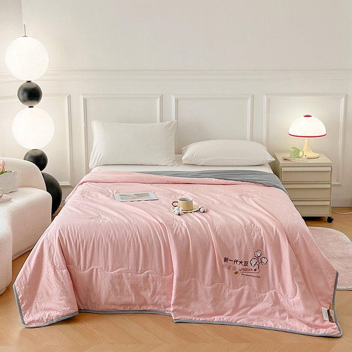 91家纺网 家纺一手货源 找家纺 VIP被业 2025新款新一代大豆泡泡纱夏被水洗棉大豆夏被 粉配灰