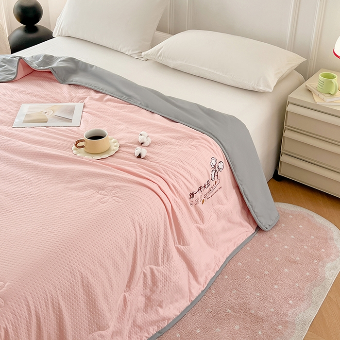 91家纺网 家纺一手货源 找家纺 VIP被业 2025新款新一代大豆泡泡纱夏被水洗棉大豆夏被 粉配灰