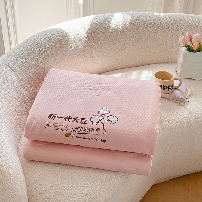 91家纺网 家纺一手货源 找家纺 VIP被业 2025新款新一代大豆泡泡纱夏被水洗棉大豆夏被 粉配灰