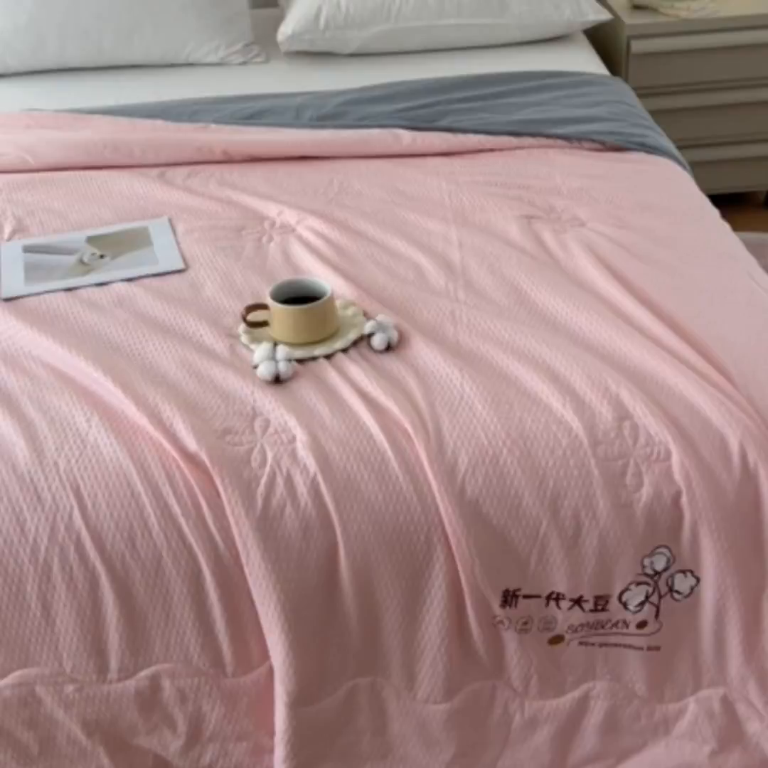 91家纺网 家纺一手货源 找家纺 VIP被业 2025新款新一代大豆泡泡纱夏被水洗棉大豆夏被 粉配灰