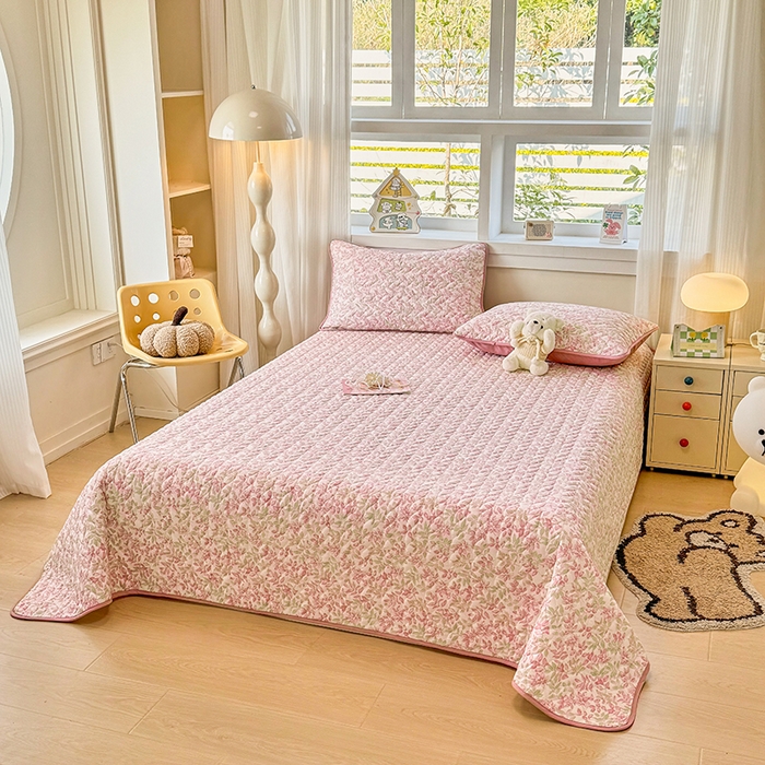 91家纺网 家纺一手货源 找家纺 北辰 2025新款可水洗针织棉印花款夹棉床盖   床盖三件套 初夏