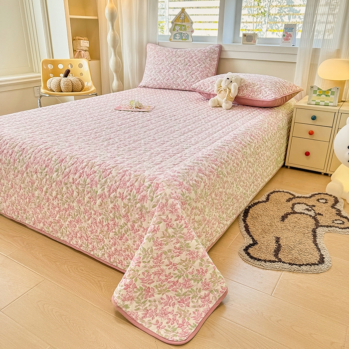 91家纺网 家纺一手货源 找家纺 北辰 2025新款可水洗针织棉印花款夹棉床盖   床盖三件套 初夏