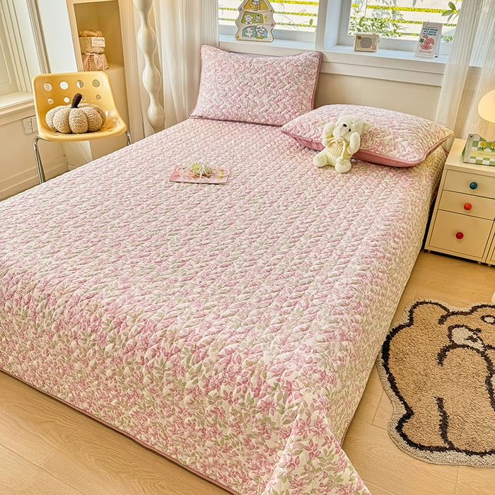 91家纺网 家纺一手货源 找家纺 北辰 2025新款可水洗针织棉印花款夹棉床盖   床盖三件套 初夏