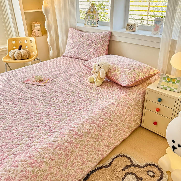 91家纺网 家纺一手货源 找家纺 北辰 2025新款可水洗针织棉印花款夹棉床盖   床盖三件套 初夏