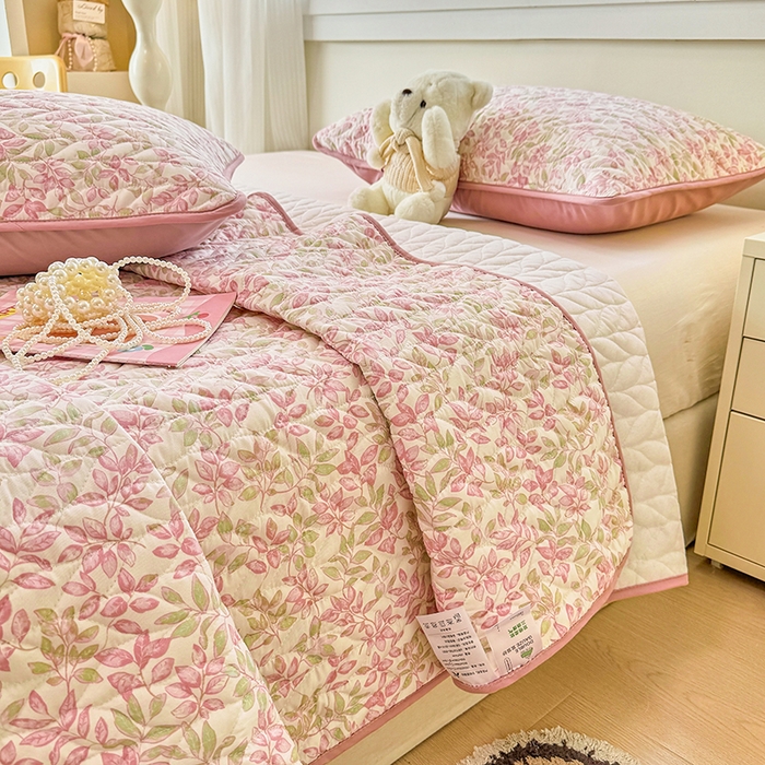 91家纺网 家纺一手货源 找家纺 北辰 2025新款可水洗针织棉印花款夹棉床盖   床盖三件套 初夏