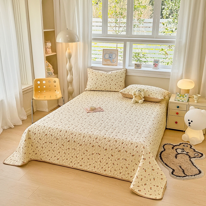 91家纺网 家纺一手货源 找家纺 北辰 2025新款可水洗针织棉印花款夹棉床盖   床盖三件套 春山花渡