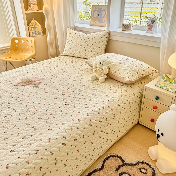 91家纺网 家纺一手货源 找家纺 北辰 2025新款可水洗针织棉印花款夹棉床盖   床盖三件套 春山花渡