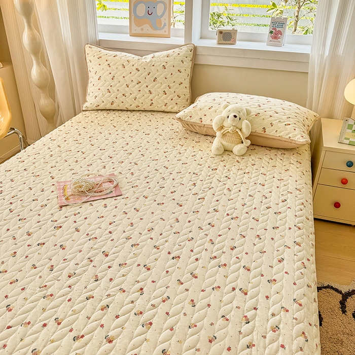 91家纺网 家纺一手货源 找家纺 北辰 2025新款可水洗针织棉印花款夹棉床盖   床盖三件套 春山花渡