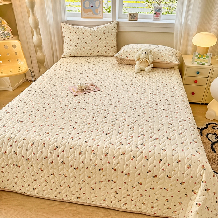 91家纺网 家纺一手货源 找家纺 北辰 2025新款可水洗针织棉印花款夹棉床盖   床盖三件套 春山花渡