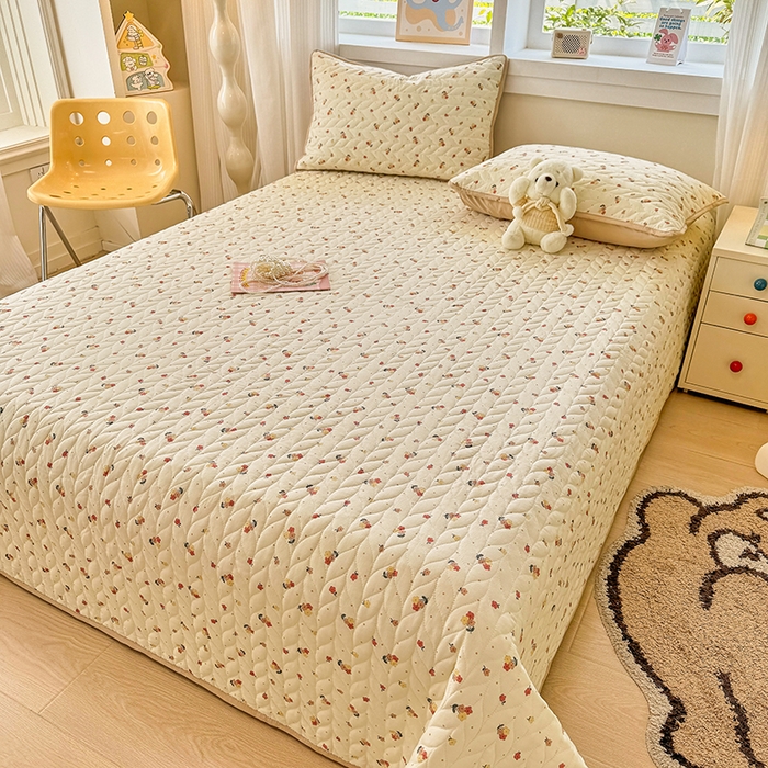 91家纺网 家纺一手货源 找家纺 北辰 2025新款可水洗针织棉印花款夹棉床盖   床盖三件套 春山花渡