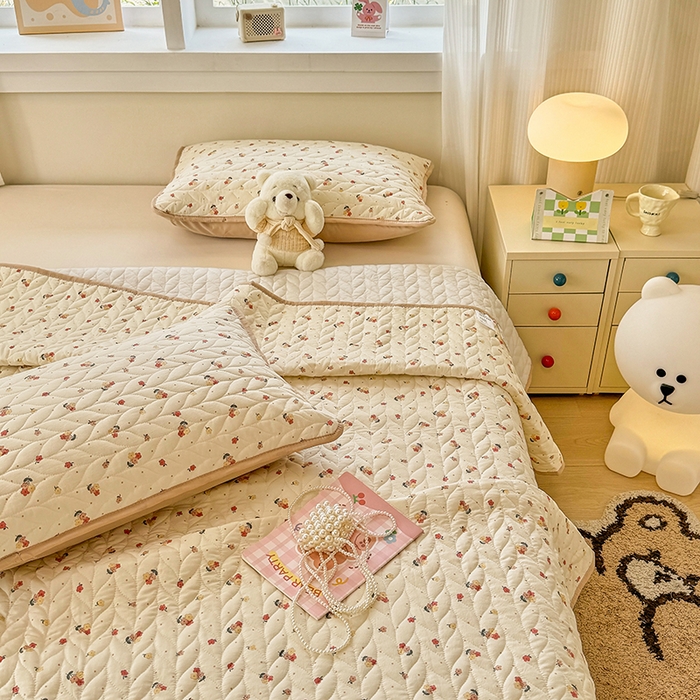 91家纺网 家纺一手货源 找家纺 北辰 2025新款可水洗针织棉印花款夹棉床盖   床盖三件套 春山花渡