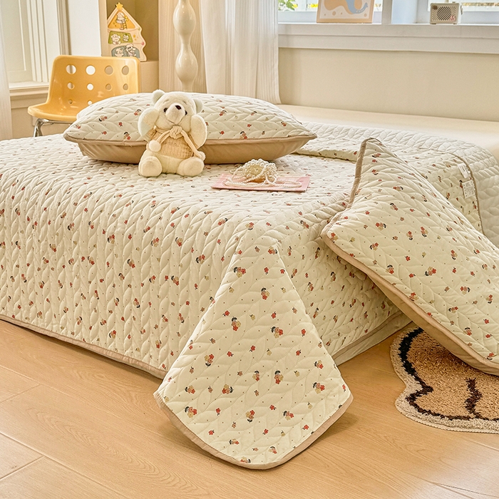 91家纺网 家纺一手货源 找家纺 北辰 2025新款可水洗针织棉印花款夹棉床盖   床盖三件套 春山花渡