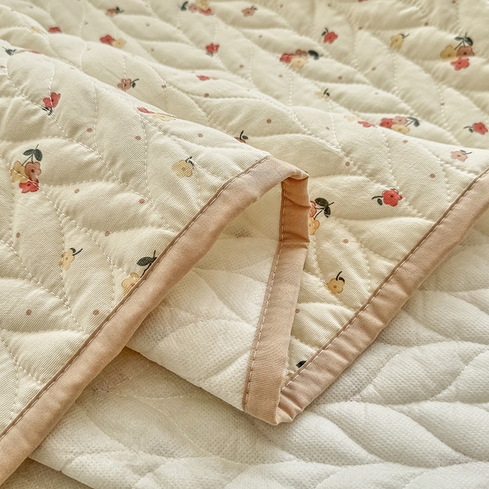 91家纺网 家纺一手货源 找家纺 北辰 2025新款可水洗针织棉印花款夹棉床盖   床盖三件套 春山花渡