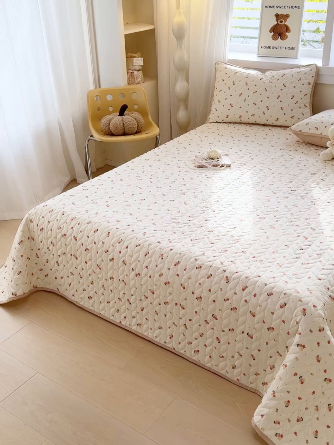 91家纺网 家纺一手货源 找家纺 北辰 2025新款可水洗针织棉印花款夹棉床盖   床盖三件套 春山花渡