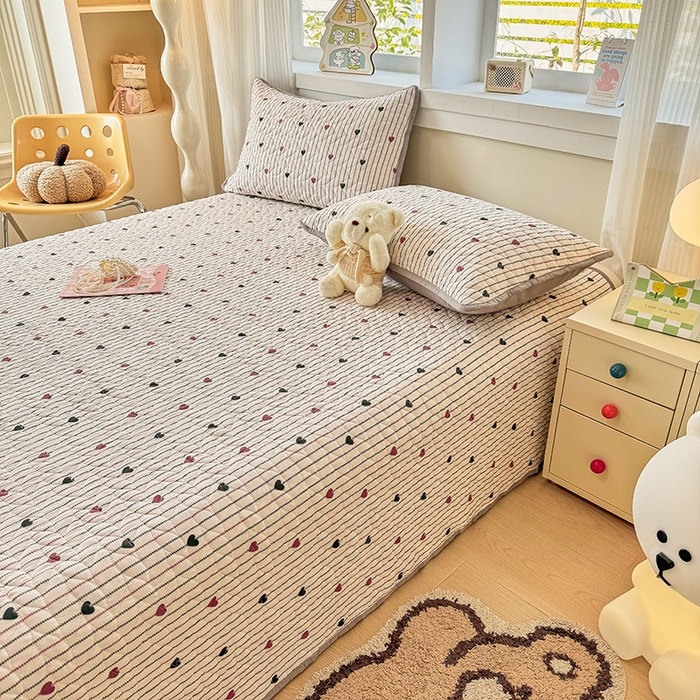 91家纺网 家纺一手货源 找家纺 北辰 2025新款可水洗针织棉印花款夹棉床盖   床盖三件套 春物生