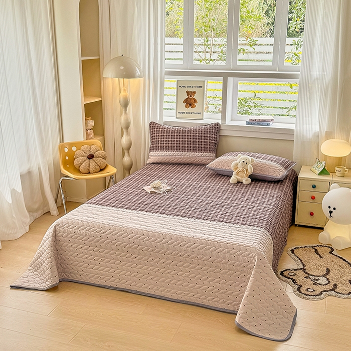 91家纺网 家纺一手货源 找家纺 北辰 2025新款可水洗针织棉印花款夹棉床盖   床盖三件套 复古红波点