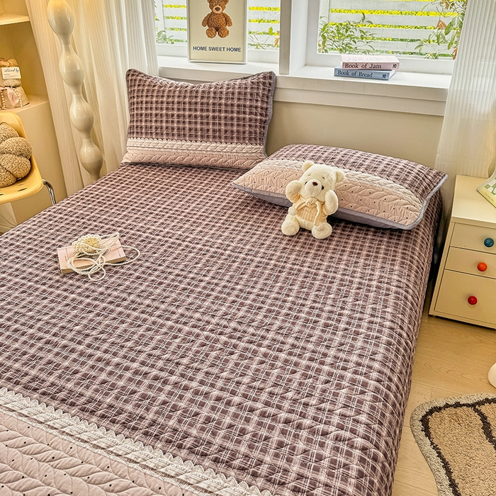 91家纺网 家纺一手货源 找家纺 北辰 2025新款可水洗针织棉印花款夹棉床盖   床盖三件套 复古红波点