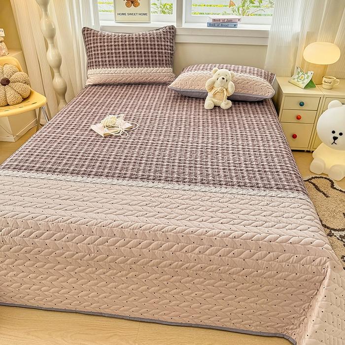 91家纺网 家纺一手货源 找家纺 北辰 2025新款可水洗针织棉印花款夹棉床盖   床盖三件套 复古红波点