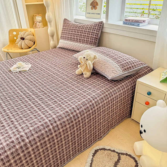 91家纺网 家纺一手货源 找家纺 北辰 2025新款可水洗针织棉印花款夹棉床盖   床盖三件套 复古红波点