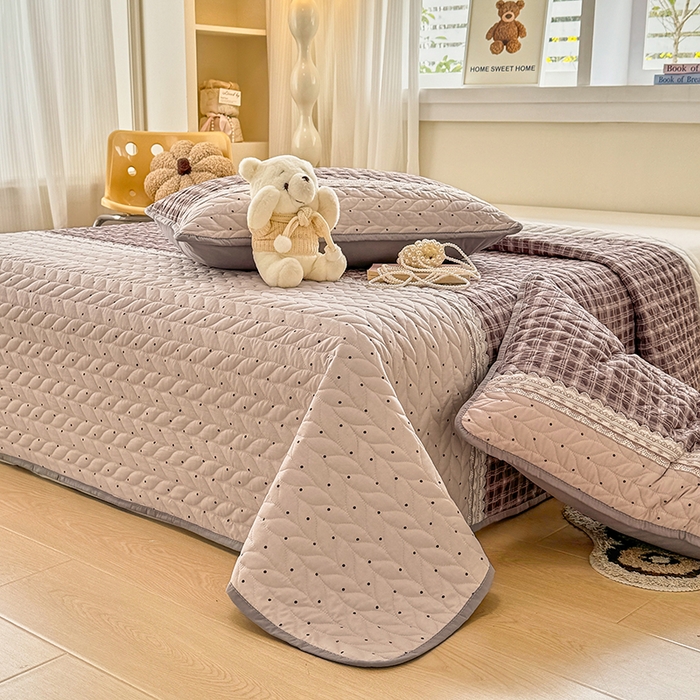 91家纺网 家纺一手货源 找家纺 北辰 2025新款可水洗针织棉印花款夹棉床盖   床盖三件套 复古红波点